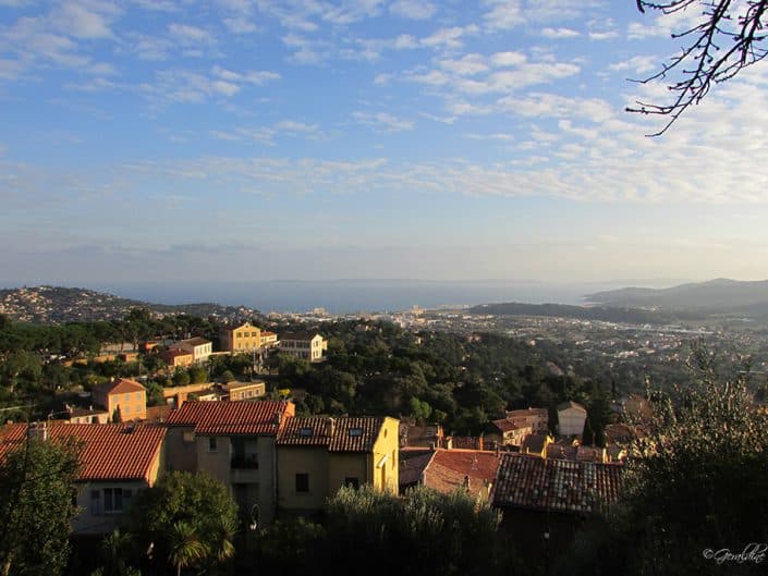 Une vue de Bornes-Les-Mimosas avec le Lavandou en second plan