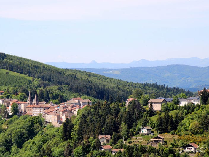 Vue sur Lalouvesc avec en fond le Gerbier