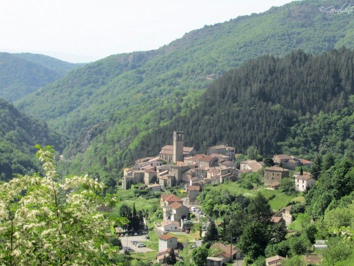 Vue éloignée du Village d'Antraigues-sur-Volane