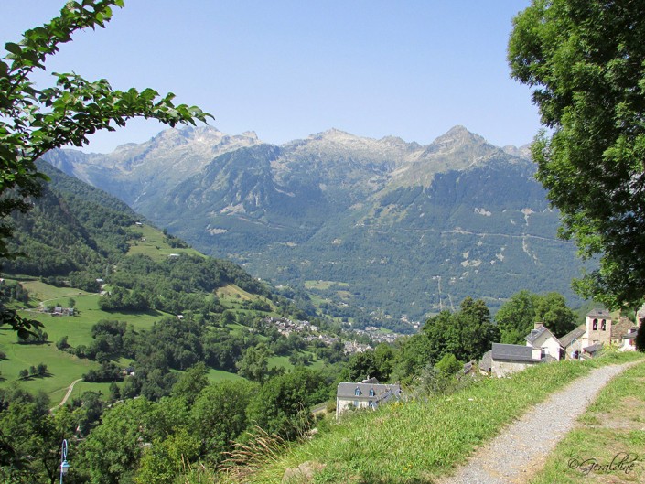 À droite, le village de Viey